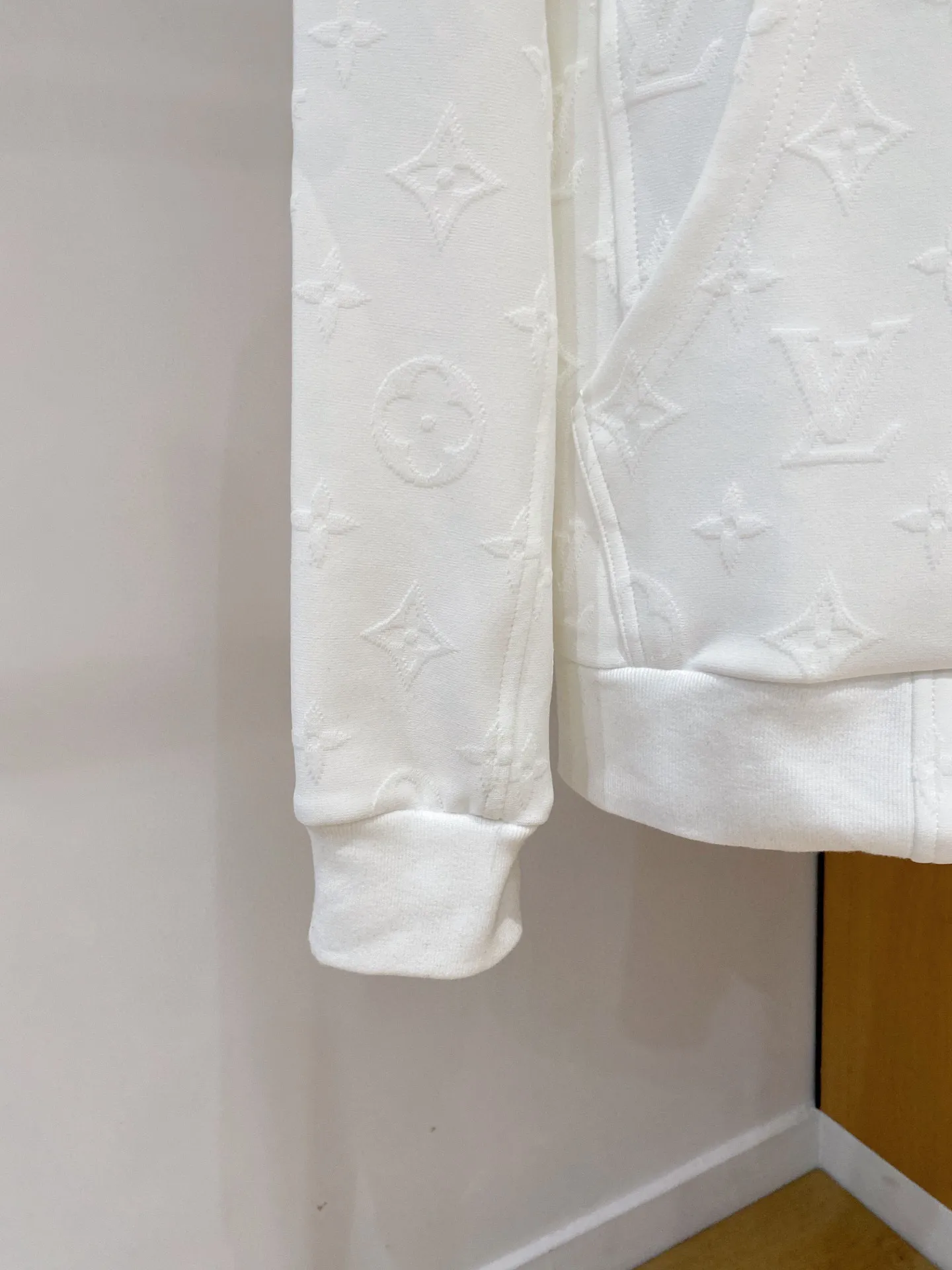 🅿️720 [LV Louis Vuitton] hot-selling suit is coming. Focus on the original version of the official website. 2025 new hot-selling cardigan and sweatshirt suit. The original order is the best. 🇭🇰The meticulous work of top designers. It has a fitting and perfect upper body effect. All-natural high-quality Tencel Roman cotton 100%, close-fitting comfort, noble and elegant! Original hardware embodies elegance and nobility! Counter size: M-3XL (maximum wear up to 190 pounds)